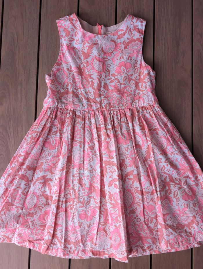 Jolie robe aux motifs fleuris