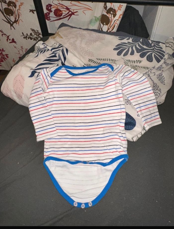 Body bb garçon taille 12 mois🐼