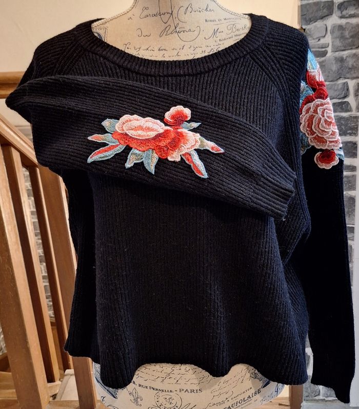 Pull noir à grosses fleurs brodées