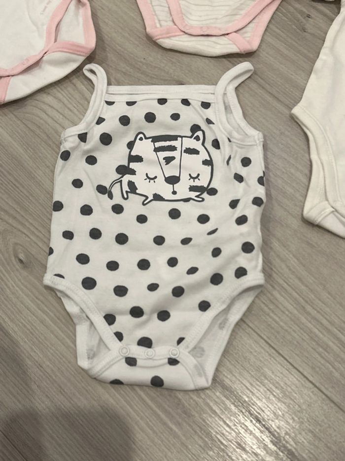 Lot de 4 bodies 3 mois tres bon état. - photo numéro 2