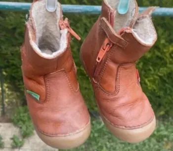 Bottes en cuir de la marque Kickers, taille 20. En très bon état
