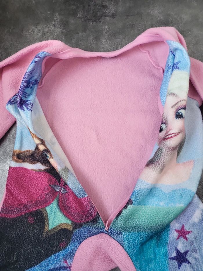 Combi pyjama reine des neiges 5 ans très bon état - photo numéro 3