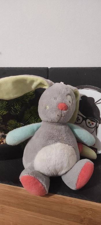 doudou peluche musical lapin gris sucre d'orge bleu vert rose lune Étoile Cocard