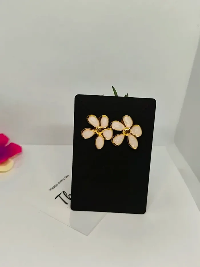 Boucles d'oreilles fleur dorées et blanches nacrées - photo numéro 3
