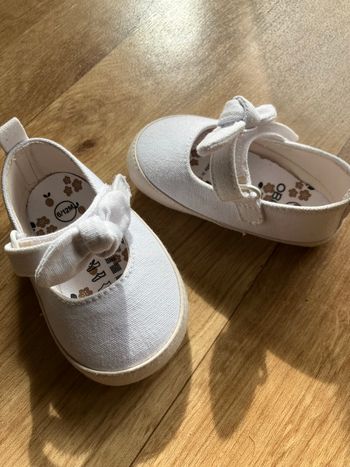 Chaussures blanches bébé fille 6 mois