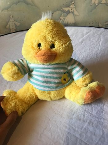Petit Poussin Jaune Vêtement Lignes Horizontales Blanches Vertes Peluche Petits Enfants Bébés