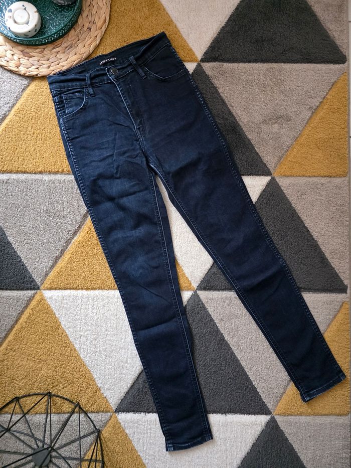 Jean Levi's bleu marine modèle Line8 taille W26L30