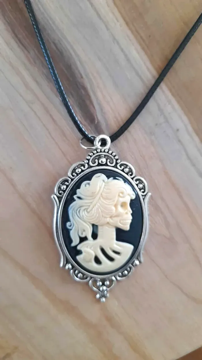 Collier pendentif camée version mort - photo numéro 2