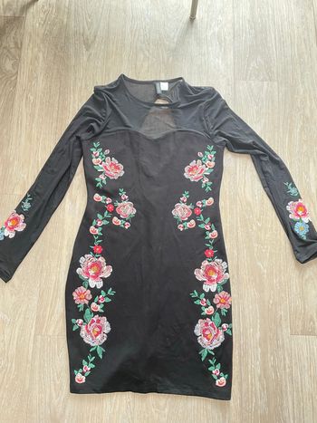 Robe noire avec roses brodées taille 40