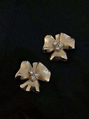 Très beaux clips fleurs vintage couture