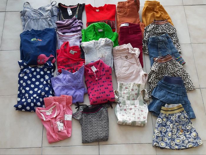 Lot de vêtements pour une fille de 4 à 5 ans (104 à 110 cm), 24 pièces