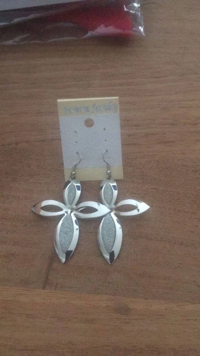 Boucles d’oreilles fantaisie argentées neuves