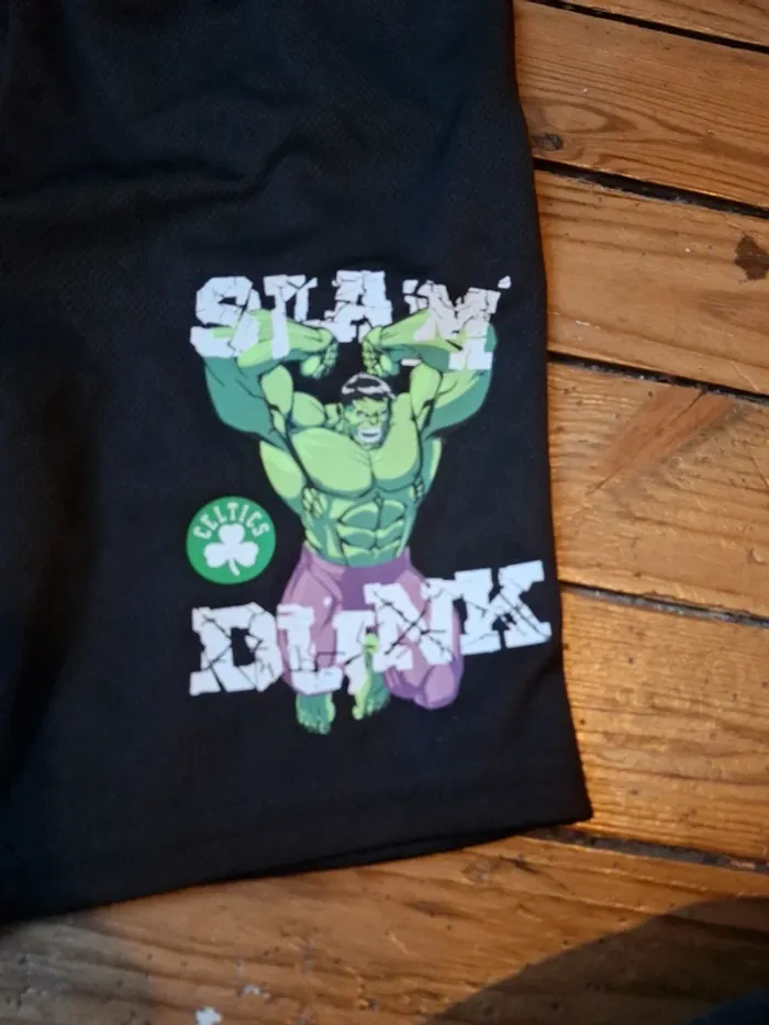 Short hulk taille 7/8 ans - photo numéro 2
