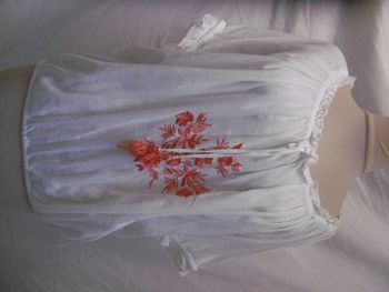 jennyfer blouse crépon blanc brodé motif orange  T 38