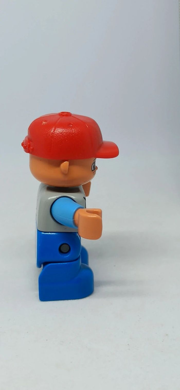 Enfant garçon avec casquette rouge lego duplo - photo numéro 3