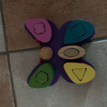 Jeu pour enfant encastrement de forme