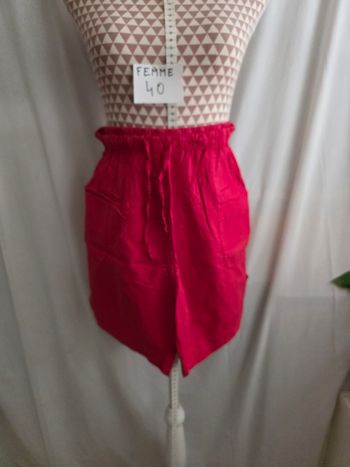 Short, rouge,en excellent état, en coton, longueur 42cm, largeur de taille 35cm élastique, largeur de cuisse 34cm, hauteur de taille 32cm, marque KizKiz =5€