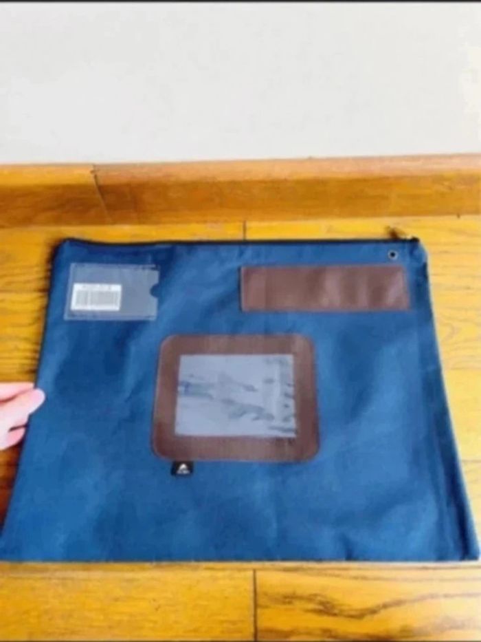 Sublime pochette bleu marine neuve - photo numéro 2