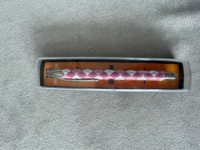 Stylo bille carreaux rose et blanc