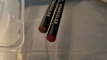 Maquillage 1 Crayon lèvres et un crayon yeux  neuf couleur rouge Stagecolor