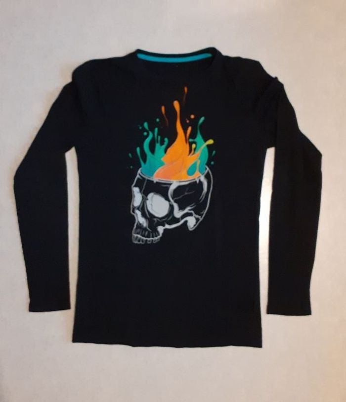 Maillot noir manches longues imprimé "Crane en feu"