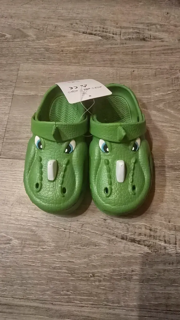 Croc dinosaure neuf taille 30