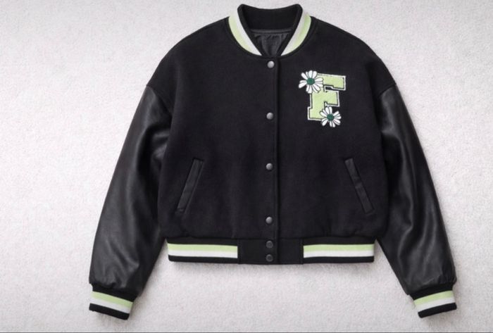 Veste teddy noire à manches effet cuir Jennyfer – style varsity tendance - photo numéro 1