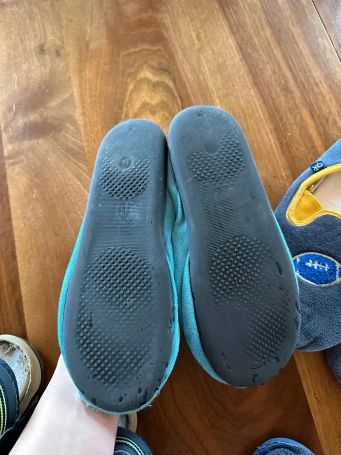 Lot chaussures nu pied scratch et pantoufles garçon 34 - photo numéro 10