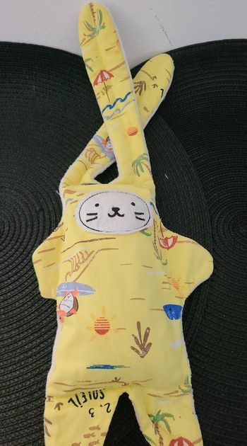 Doudou lapin jaune tortue à la plage Catimini