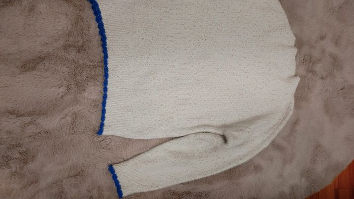 Pull blanc moucheté rose et bleu liseré bleu sur le bord manche doux - photo numéro 3