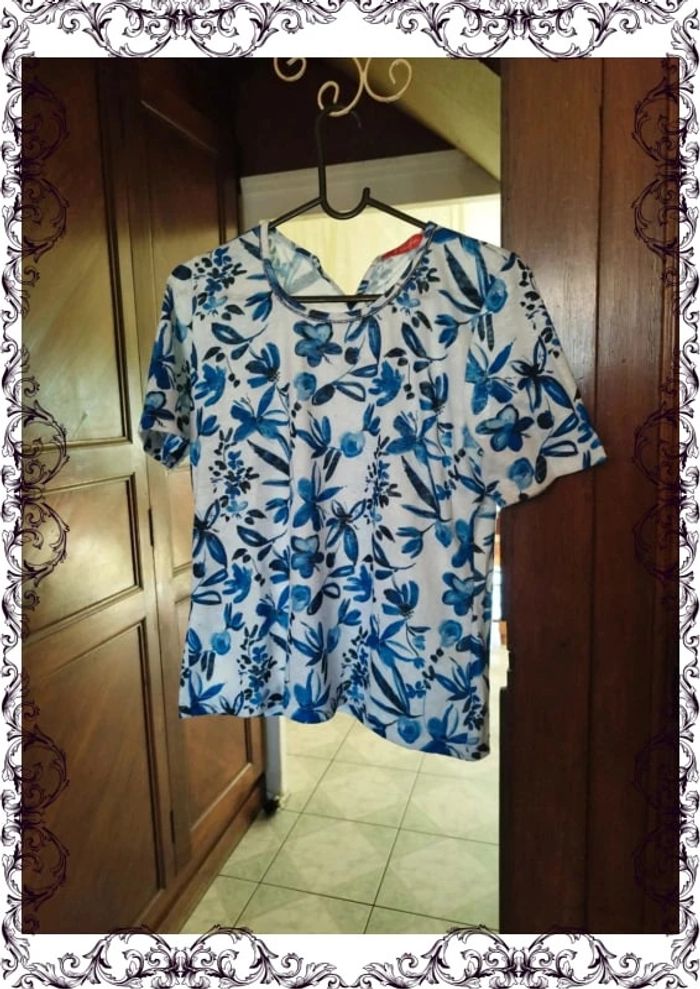 T-shirt col rond blanc et bleu fleuri taille 34/36 - photo numéro 2