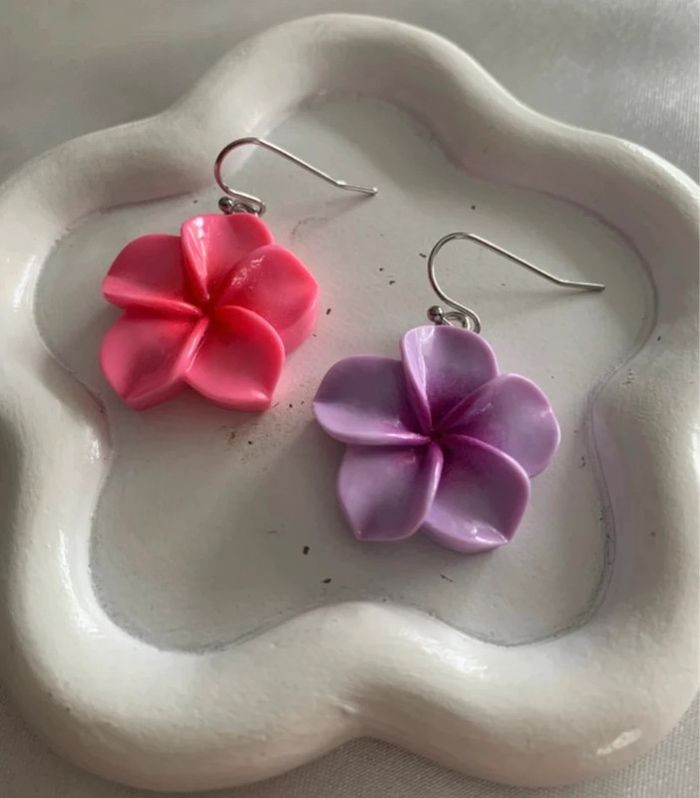 Boucles d’oreilles dépareillées fleur d’hibiscus rose et violette - photo numéro 2