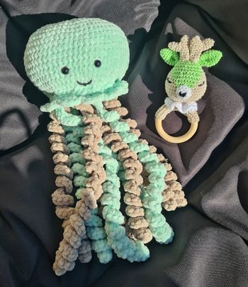 Peluche et hochet avec grelot