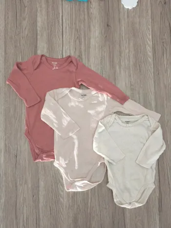 Lot de trois body dans les tons roses et beige