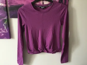 Joli haut neuf taille 38