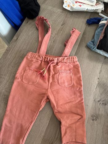 Pantalon à bretelles