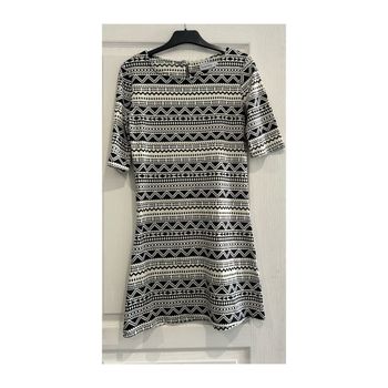 Robe noire et blanche
