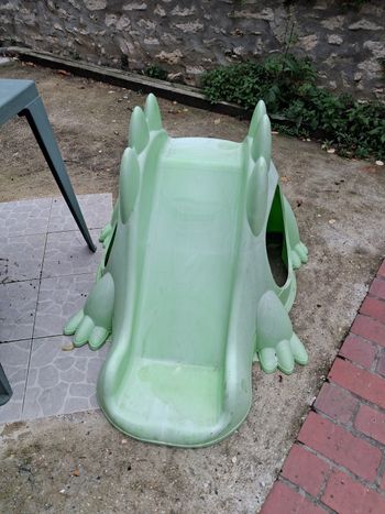 Toboggan en forme de dinosaure