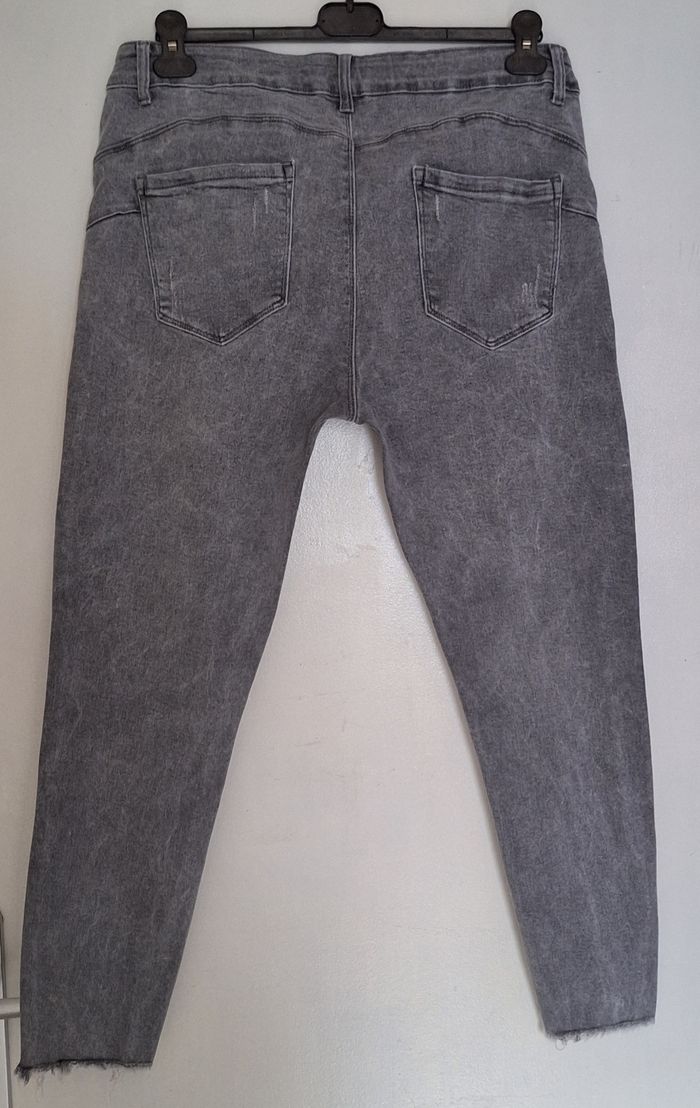 Jean gris grande taille avec chevilles effilochées - photo numéro 4