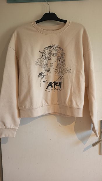 Pull beige avec dessin au centre neuf sans étiquette jamais porté taille S