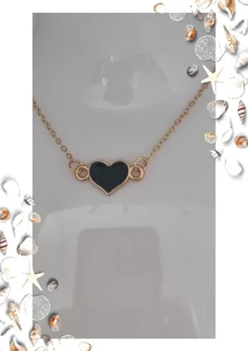 Collier doré avec coeur noir