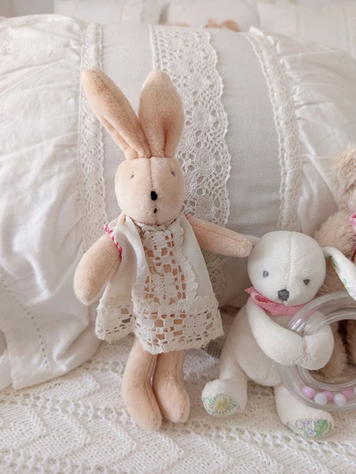 Ensemble doudou lapin, hochet lapin et déco vintage - photo numéro 4