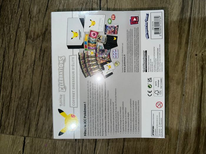 Etb Pokémon célébrations 25 ans avec acrylique - photo numéro 7