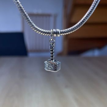 Charm Pandora Marteau de Thor – Marvel, argent 925, très bon état, rare !