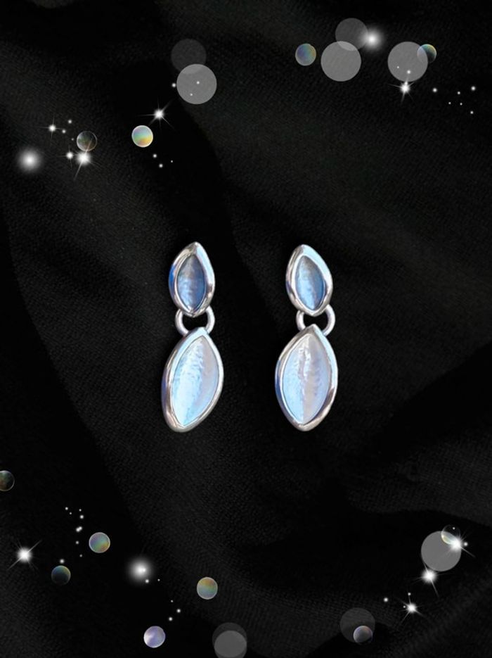 Petite boucles d'oreilles pendantes ovales bleu blanc nacre vintage