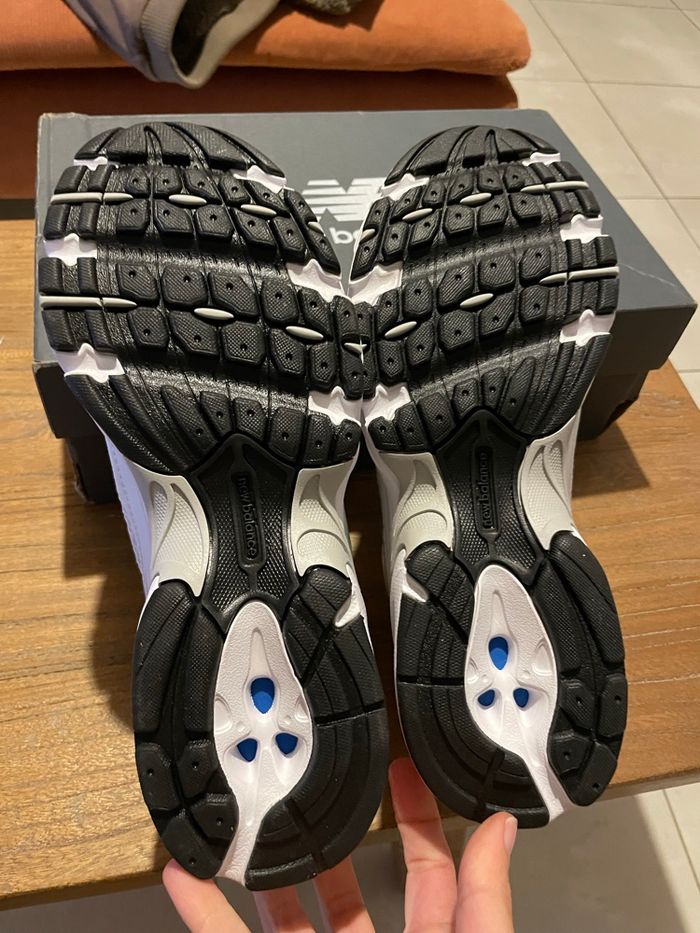 Baskets femme New balance neuve taille 38 blanche et grise - photo numéro 2