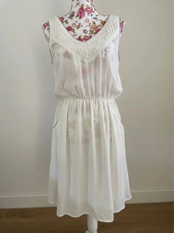 Robe blanche avec couture argentée