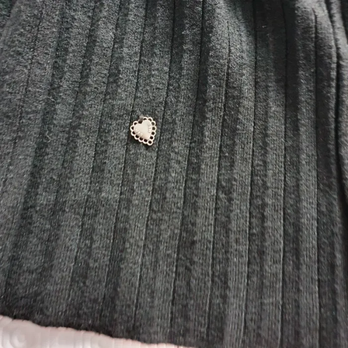 Mignonne robe noire assez epaisse. - photo numéro 5