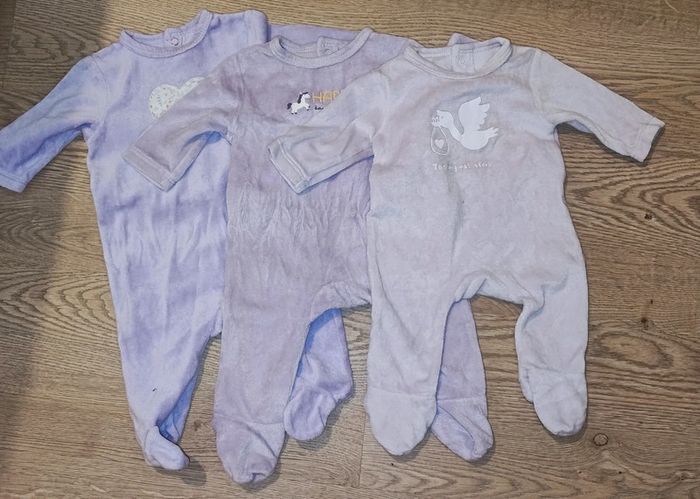 Lot 3 pyjamas en très bon état taille 0-1 mois