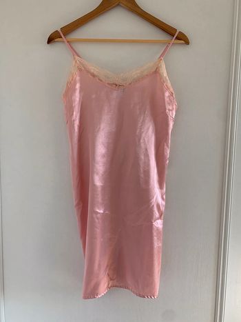 Nuisette rose à dentelle